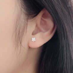 Bông tai nữ AMORA JEWELRY mặt nơ cỏ 4 lá nhí trơn chốt ren tròn bạc S925 BT004