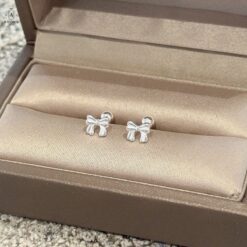Bông tai nữ AMORA JEWELRY mặt nơ thanh lịch bạc ta chốt đẩy Omega Bạc Ta BT003